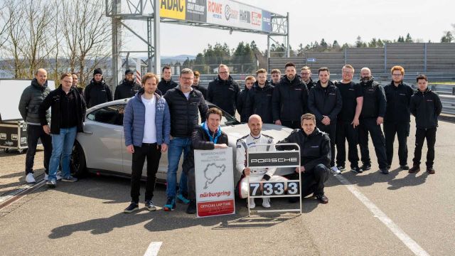 Стоково Porsche Taycan счупи рекорда за електромобили на Нюрбургринг (ВИДЕО)