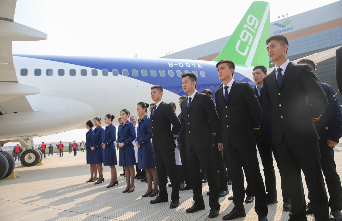 Китай представя нов пътнически самолет (СНИМКИ)