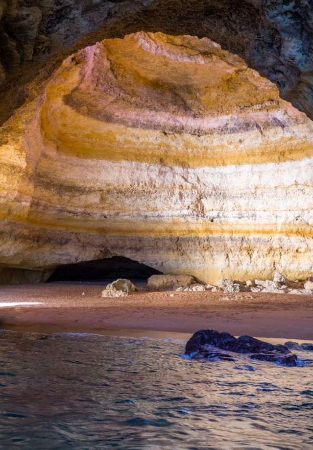 Мистичната пещера Бенагил в Португалия крие удивителен плаж
