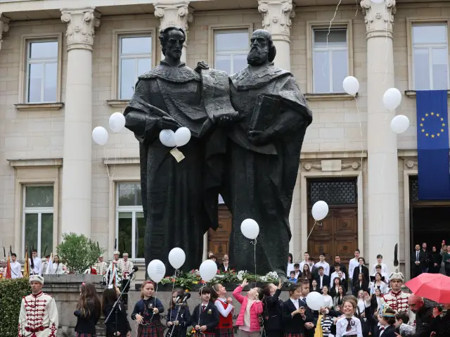 Близо 3000 възпитаници се включиха в шествието за 24 май СНИМКИ