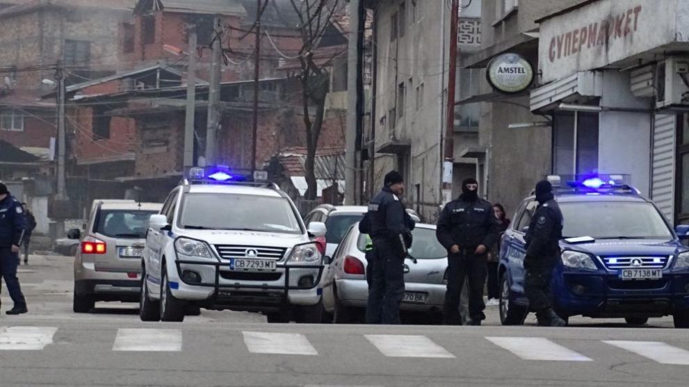 Жандармерия и полиция в ромската махала на Благоевград СНИМКИ