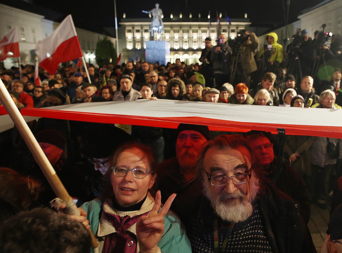 Хиляди поляци излязоха на протест (СНИМКИ)