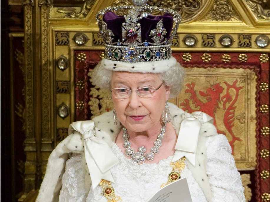 Елизабет Втора сподели колко тежка е кралската корона (СНИМКИ)
