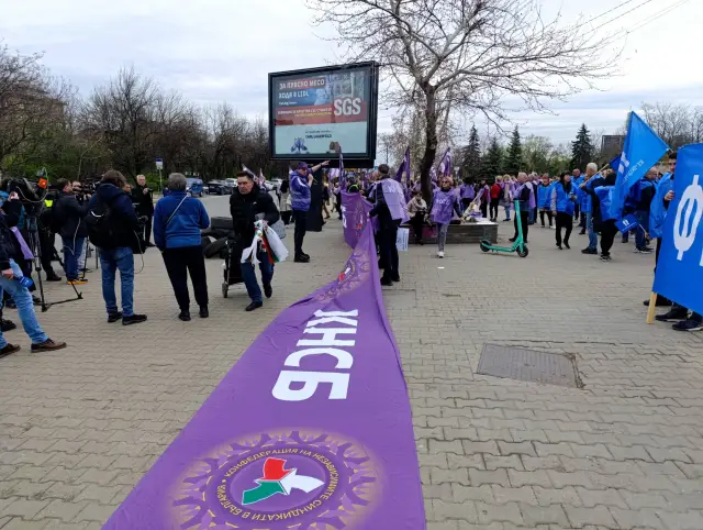 София под обсада: Работещите в градския превоз стачкуват за по-високи заплати СНИМКИ
