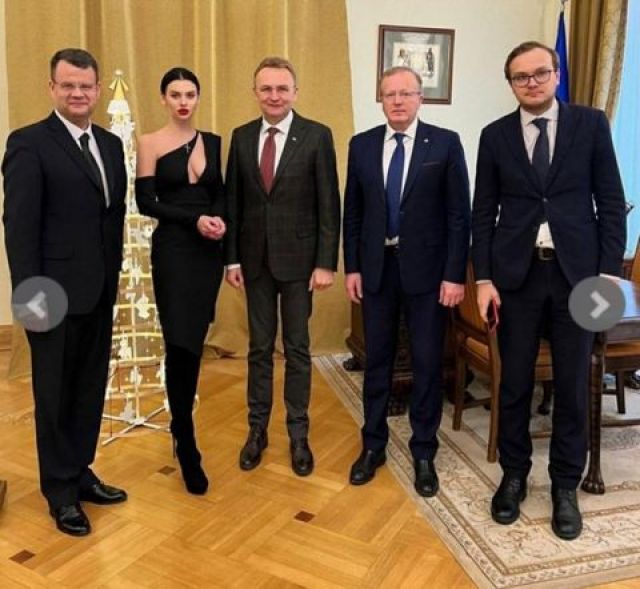  Дълбоко деколте докара до оставка в Украйна (СНИМКИ) 