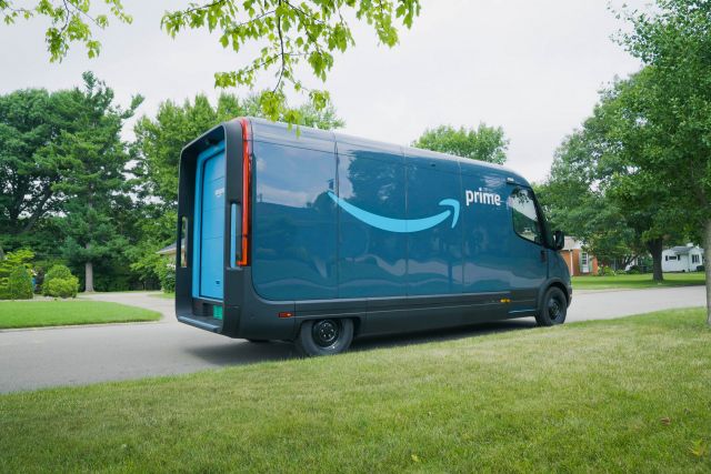 Amazon инвестира 1 милиард евро за електрически камиони в Европа