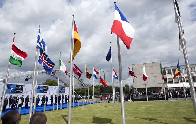 Флагът на Черна гора се развя пред централата на НАТО (СНИМКИ)