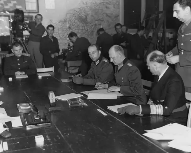 7 май 1945 г.: Генерал Алфред Йодъл подписва в Реймс безусловната капитулация на Германия