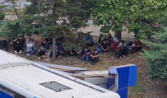 Автобусът с мигрантите, който размаза патрулка в Бургас, преследван с дронове? СНИМКИ