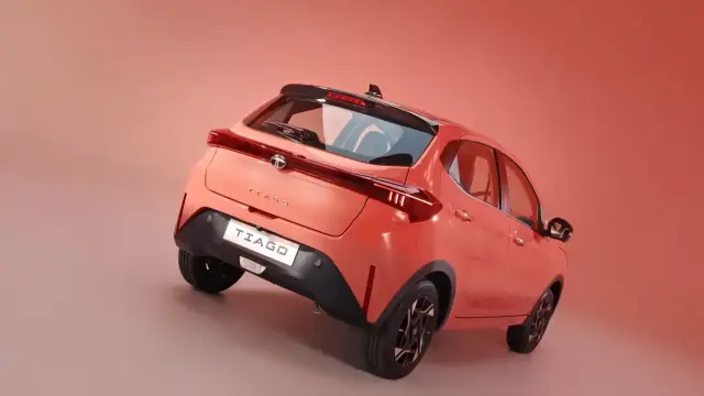 Tata показа компактен хечбек с ДВГ за 4100 евро и електричка за 8000 евро