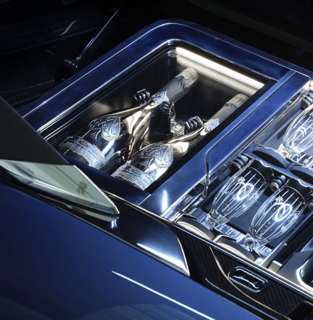  Ексклузивният кабриолет на Rolls-Royce се трансформира в най-скъпата нова кола в света 