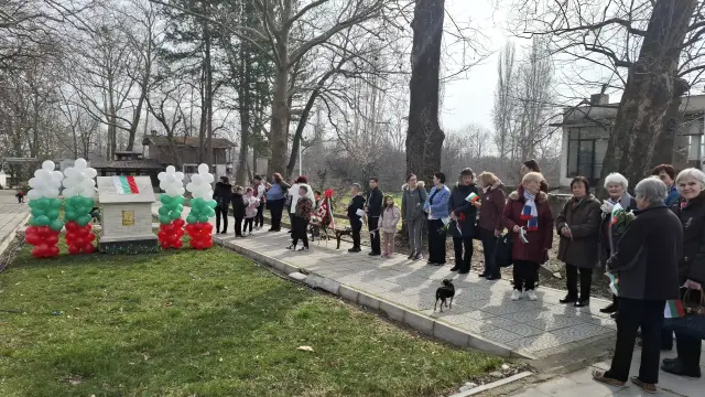 В село Бяла Река отпразнуваха 3 март с поезия и минута мълчание | ФАКТИ.БГ В село Бяла Река отпразнуваха 3 март с поезия и минута мълчание
