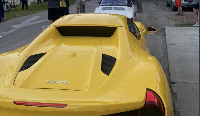  Влак блъсна камион претрупан с първокласни коли 