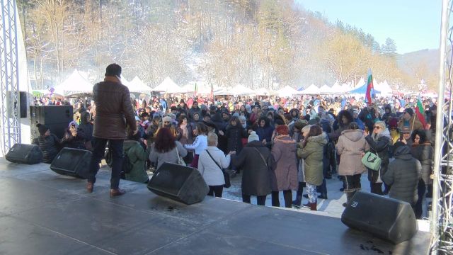 Десетки хиляди се събраха за Празника на сланината и греяната ракия в Априлци 