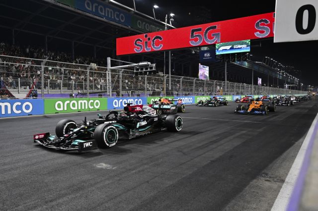  Хамилтън победи в инфарктната конкуренция за Гран При на Саудитска Арабия 