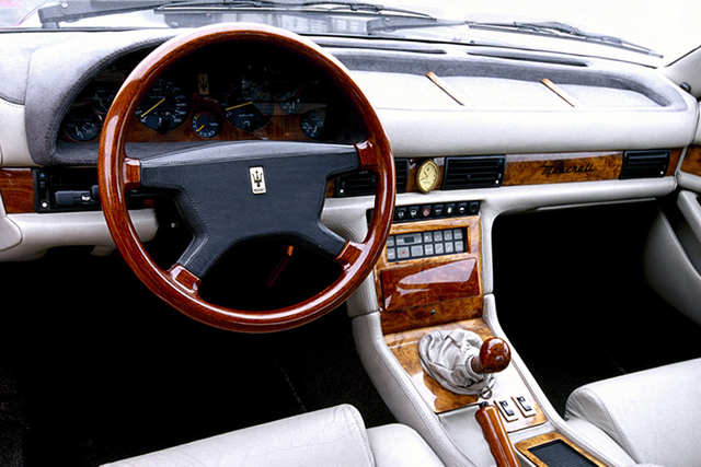 Безумните автомобилни интериори на 80-те