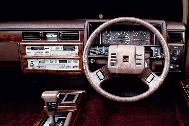 Безумните автомобилни интериори на 80-те