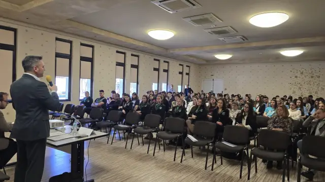 Вигенин пред ученици - посланици на ЕП: Европа трябва да осъзнае собствената си сила и да отстоява интересите си