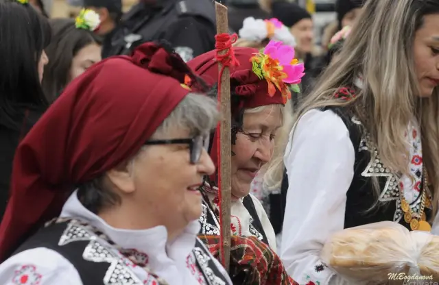 Най-добрите групи на Сурва 2026 ще дефилират днес (СНИМКИ)