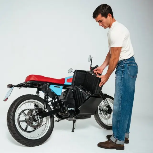 Нов вид електрическия мотоциклет с бързо освобождаваща се батерия