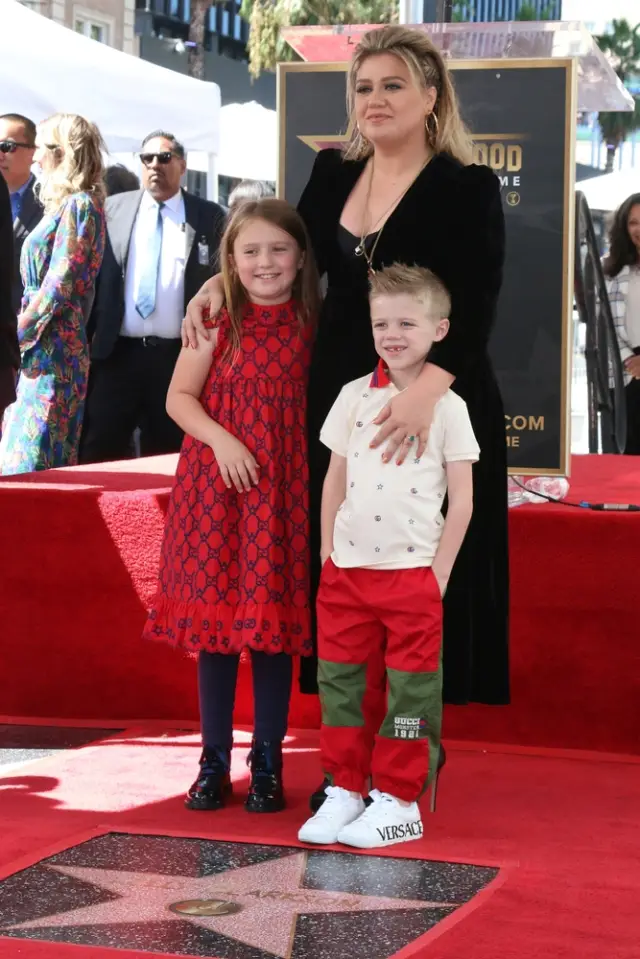 Почина някогашният брачен партньор на Кели Кларксън, тя анулира концертите си в Лас Вегас