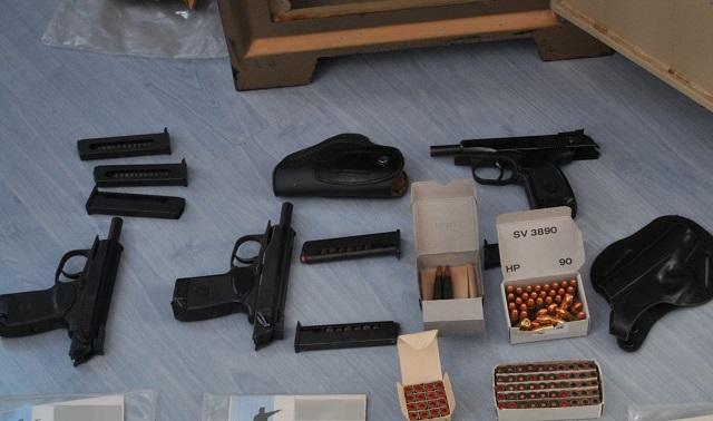 Откриха незаконно оръжие и боеприпаси в дома на Бенчев (ВИДЕО + СНИМКИ)