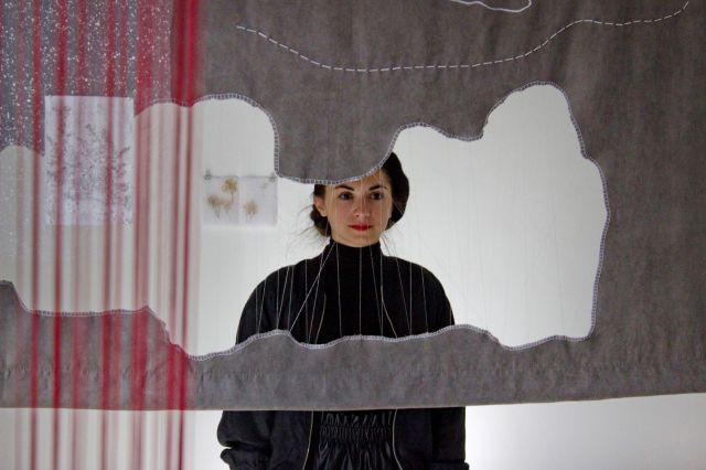  Чух вибриране на крила през прозореца - взаимен план на три млади художнички ще бъде показан в изложба „ Структура “ през март 