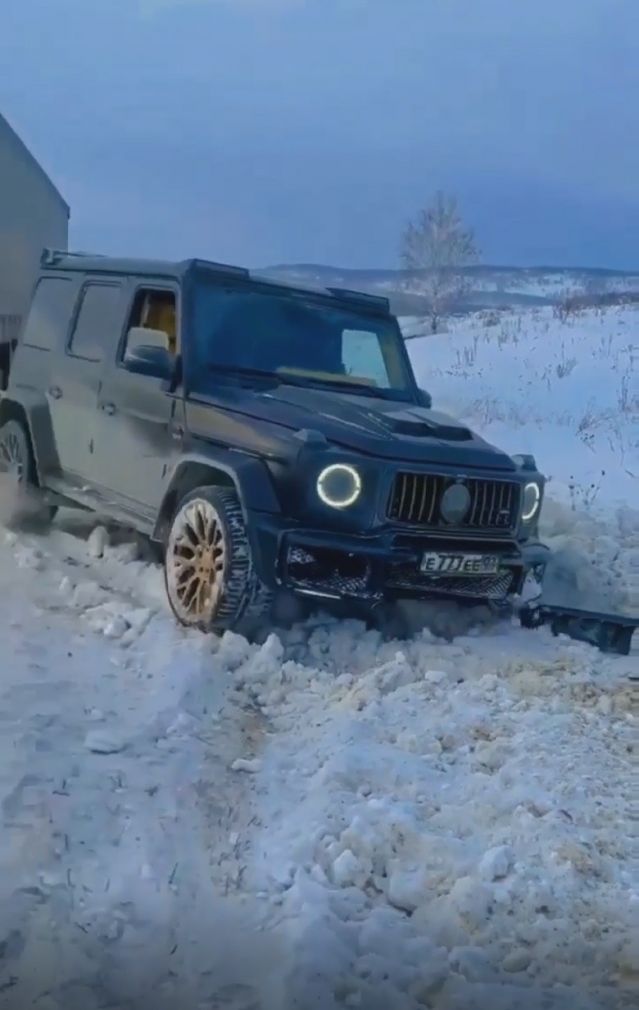Тунингована G-Klasse затъна в снега, наложи се да я тегли камион (ВИДЕО)