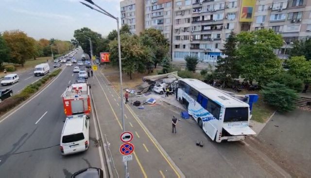 Автобусът с мигрантите, който размаза патрулка в Бургас, преследван с дронове? СНИМКИ