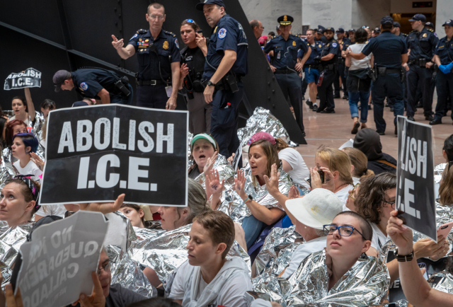 В САЩ арестуваха близо 600 души, протестиращи срещу Тръмп