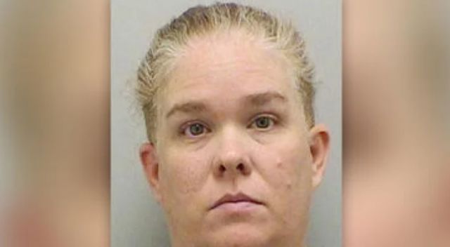 Майка, лъгала, че щерка ѝ е болна, събирала дарения и я оставила да почине | ФАКТИ.БГ Майка, лъгала, че щерка ѝ е болна, събирала дарения и я оставила да почине