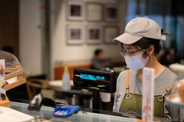 Огнище на COVID-19 е фиксирано в най-големия в света завод за айфони в Китай