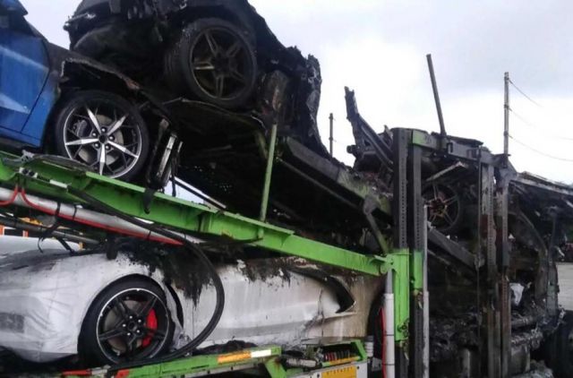 Четири чисто нови Chevrolet Corvette изгоряха на автовоза (ВИДЕО)
