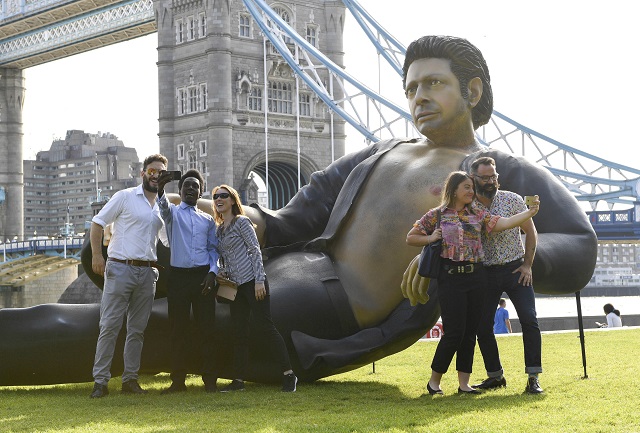 Гигантски Джеф Голдблум в сърцето на Лондон