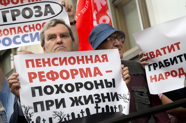 Руснаци протестират срещу по-късното пенсиониране (СНИМКИ)