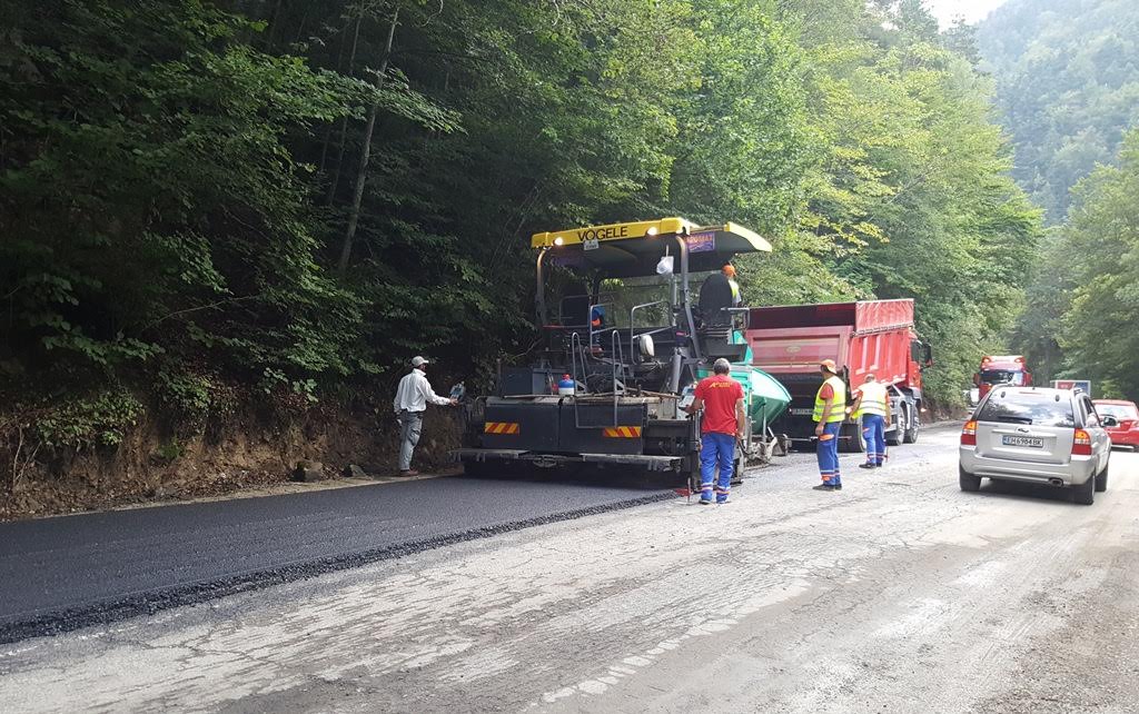 За Голяма Богородица спират ремонтът на пътя за Рилския манастир