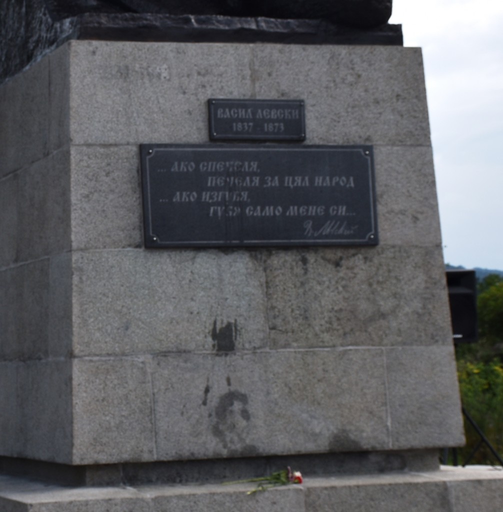 Заляха с мазнина паметника на Апостола в Ловеч