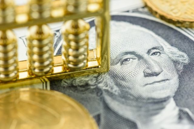 Цената на златото спада, доларът поскъпва