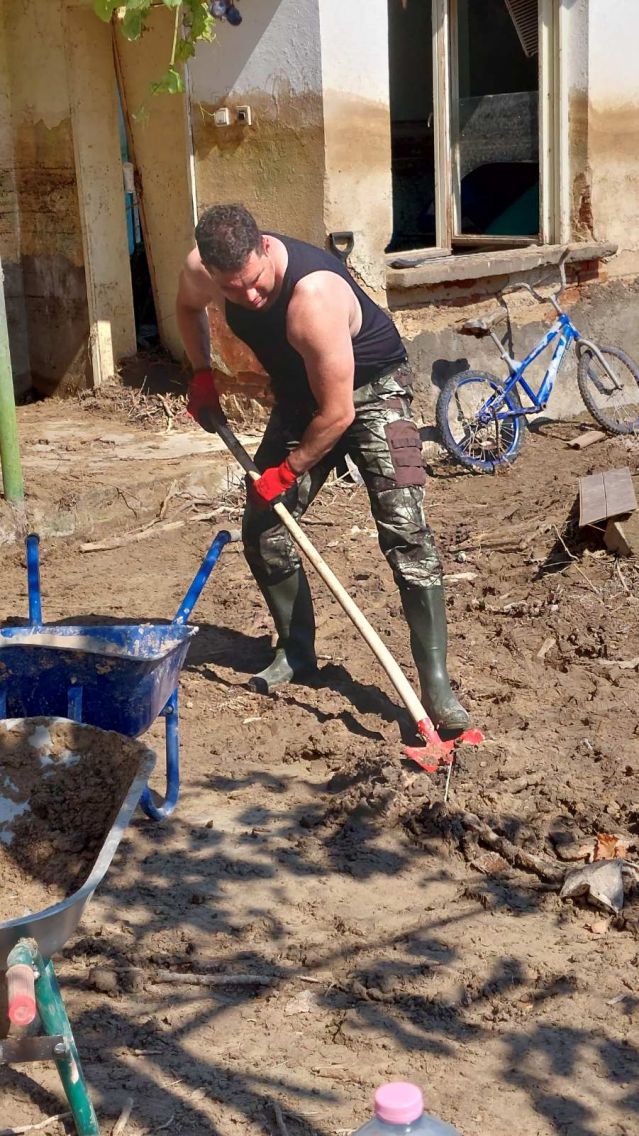 Млади социалисти помагат в селата, засегнати от наводненията в Карловско