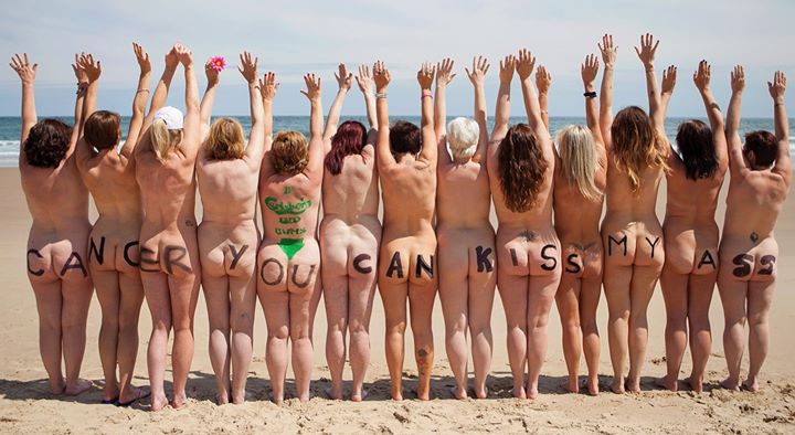 Над 2 500 жени се съблякоха голи в името на рекорда и борбата с рака (ВИДЕО)