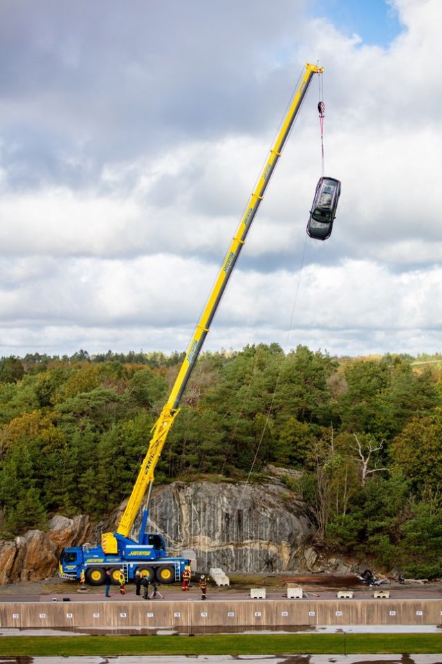 Защо Volvo пусна кола от 30-метрова височина (ВИДЕО)