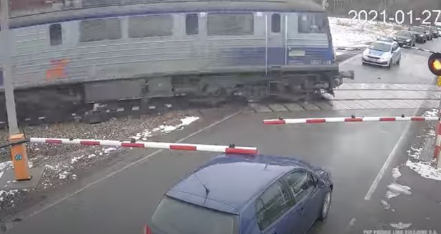  Като по филмите: Mazda се измъкна от полицията с помощта на ЖП прелез и преминаващ трен (ВИДЕО) 