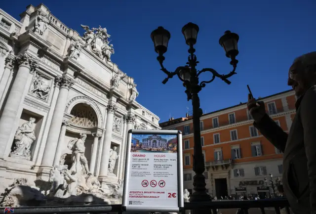 Туристите в Рим вече ще плащат такса от 2 евро, за да видят фонтана "Треви" отблизо (СНИМКИ)