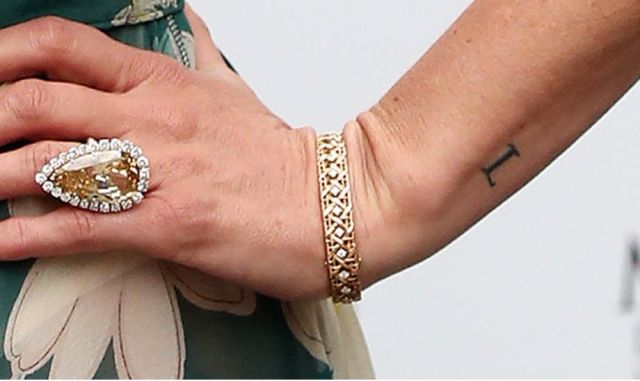 Кейт Мос с татуировка за 1 млн. евро на интимно място (СНИМКИ) | ФАКТИ.БГ Кейт Мос с татуировка за 1 млн. евро на интимно място (СНИМКИ)