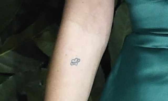 Кейт Мос с татуировка за 1 млн. евро на интимно място (СНИМКИ) | ФАКТИ.БГ Кейт Мос с татуировка за 1 млн. евро на интимно място (СНИМКИ)