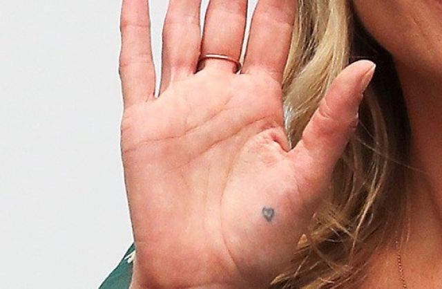 Кейт Мос с татуировка за 1 млн. евро на интимно място (СНИМКИ) | ФАКТИ.БГ Кейт Мос с татуировка за 1 млн. евро на интимно място (СНИМКИ)