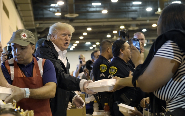 Тръмп сервира храна на пострадали от урагана (СНИМКИ)