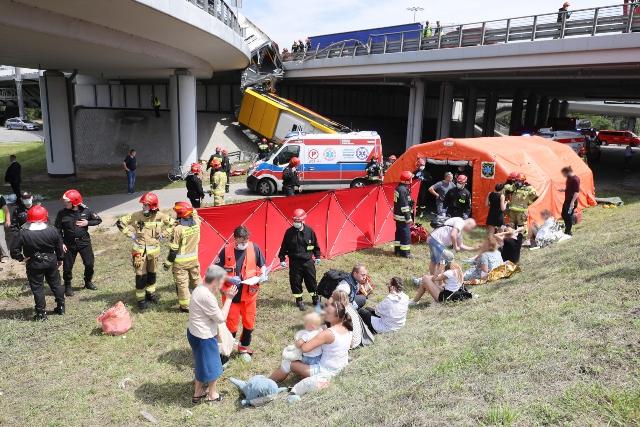 Трагедия във Варшава: Автобус падна от мост, разцепи се на две
