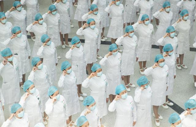 Медицински сестри в Ухан трогнаха света (СНИМКИ)