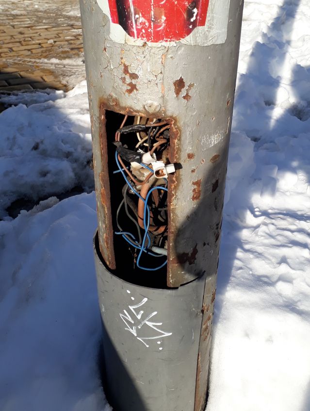 Силнал към ФАКТИ: Опасни кабели и пред Народния спектакъл (СНИМКИ) | ФАКТИ.БГ Силнал към ФАКТИ: Опасни кабели и пред Народния спектакъл (СНИМКИ)